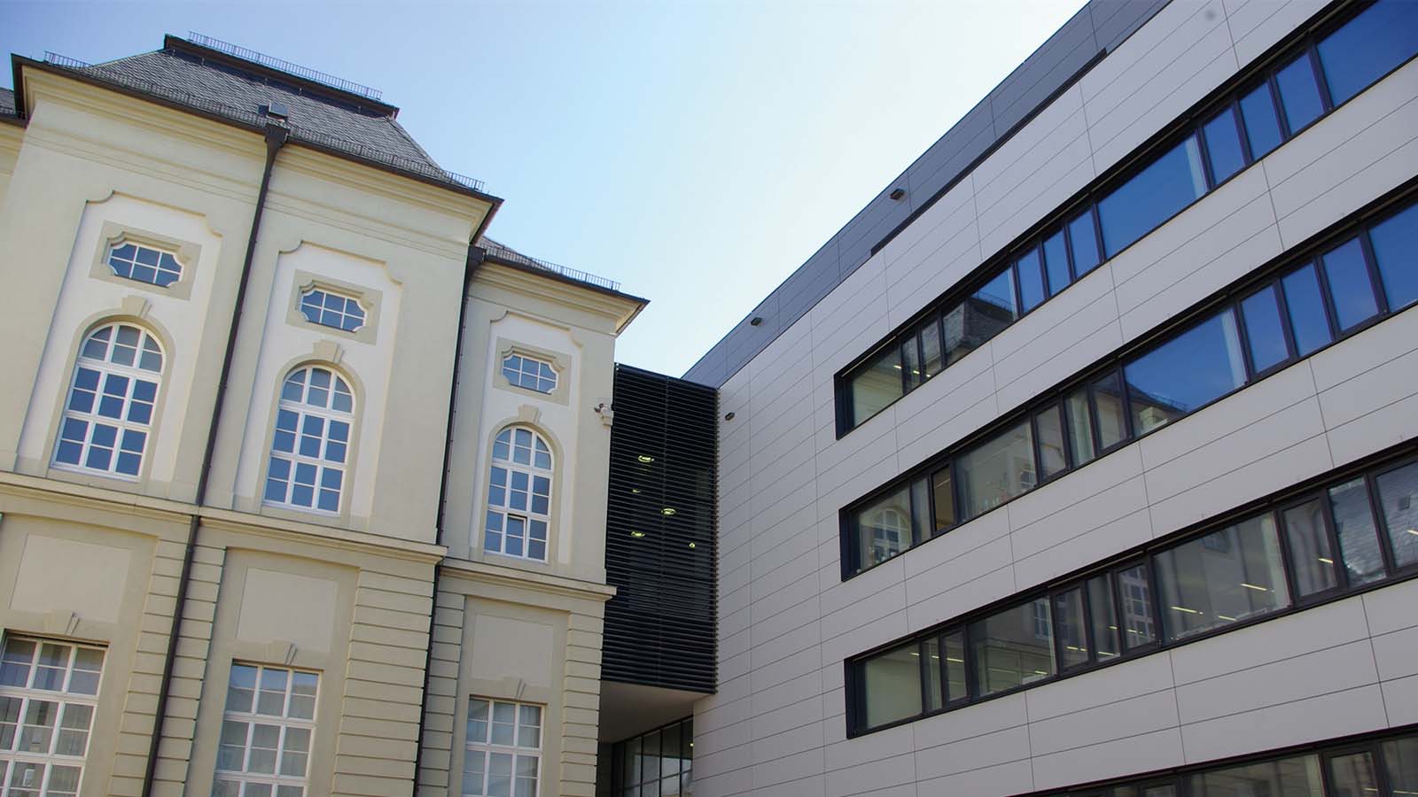 Historisches und modernes Gebäude nebeneinander