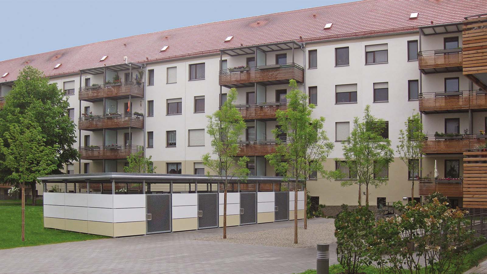 Moderne Wohnanlage mit Balkon und Gartenansicht