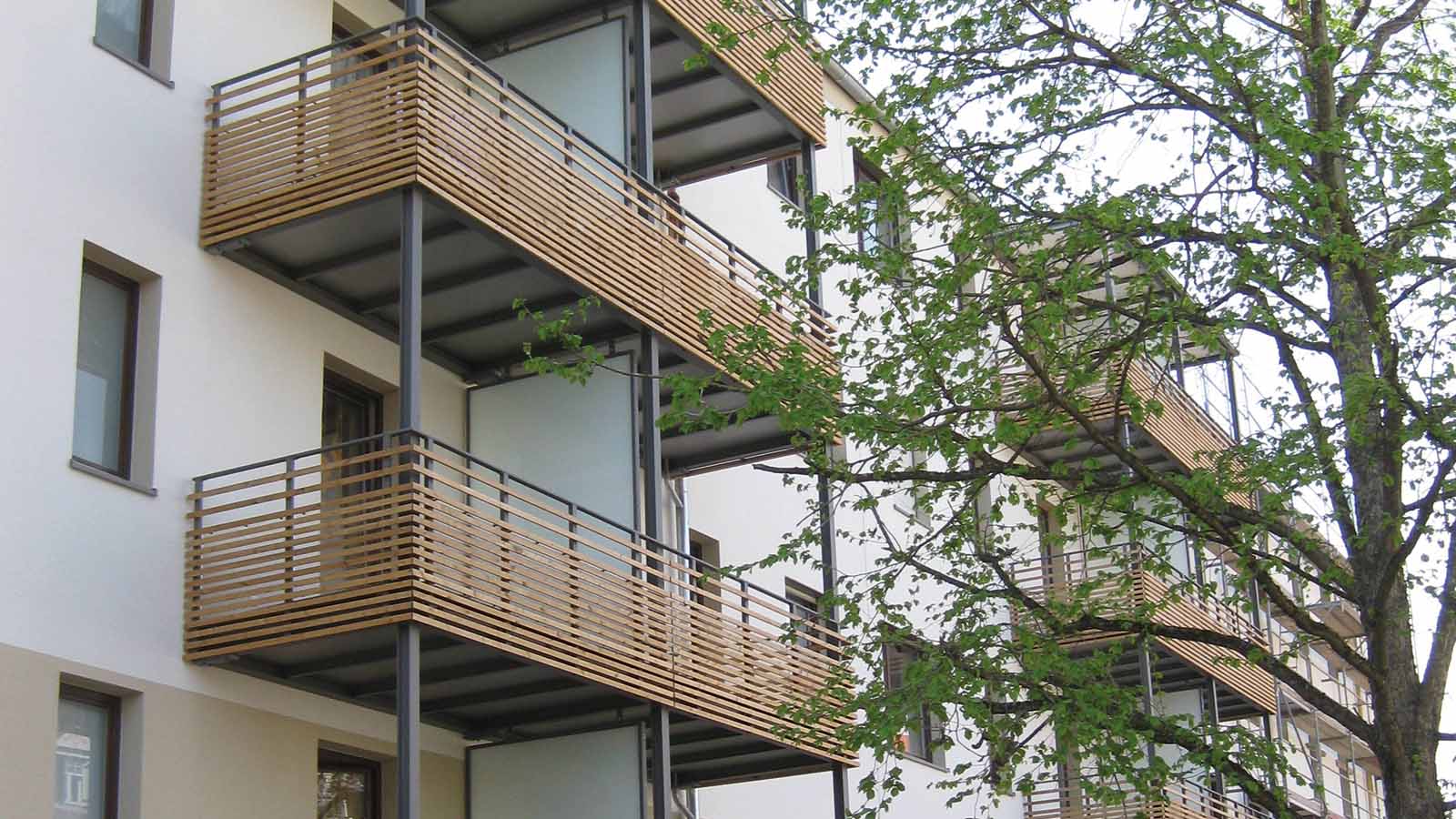 Moderne Wohnhausbalkone mit Holzgeländern