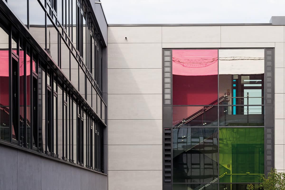 Moderne Gebäude mit farbigen Glasfenstern