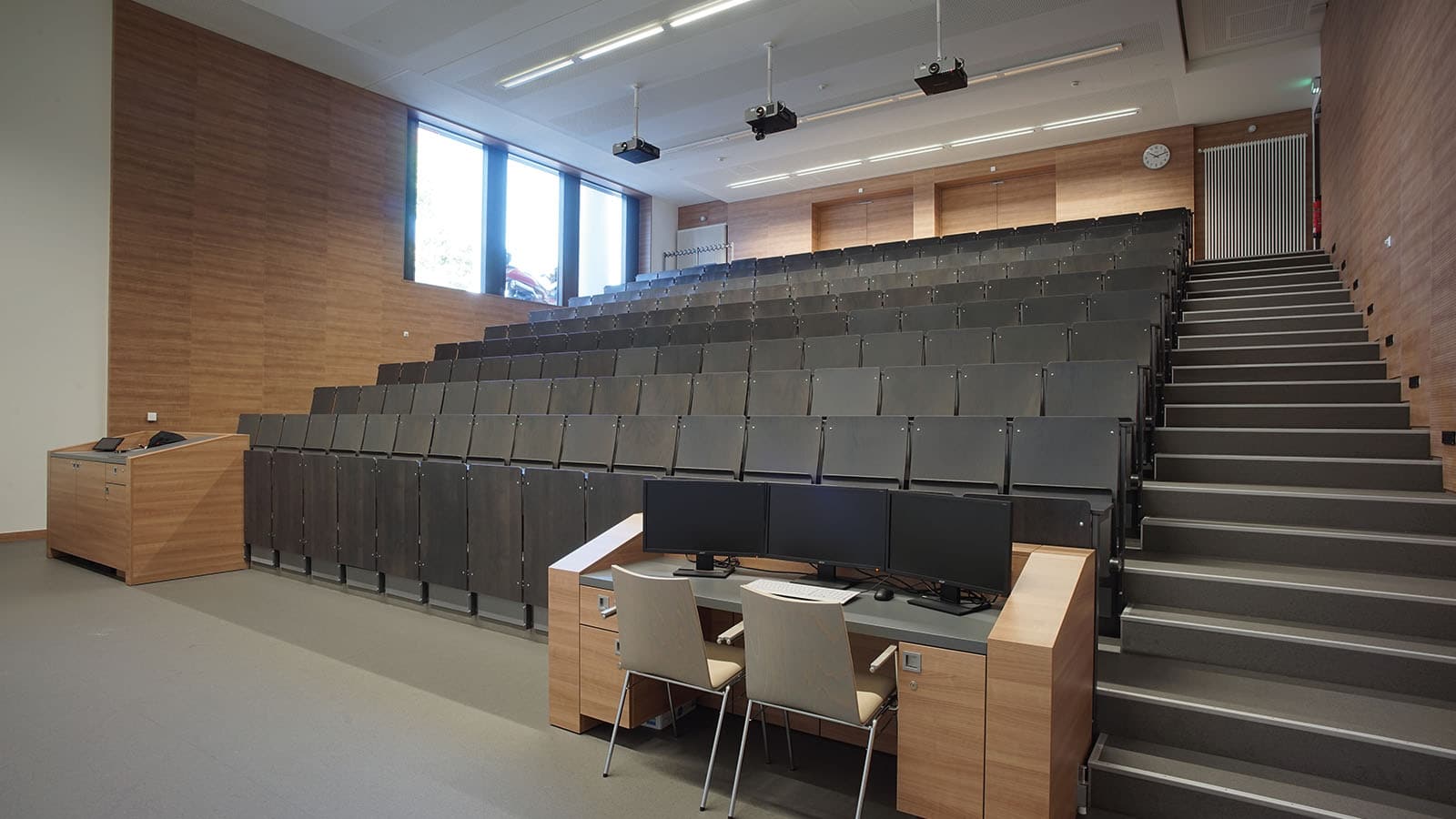 Leerer Hörsaal mit Computerarbeitsplatz
