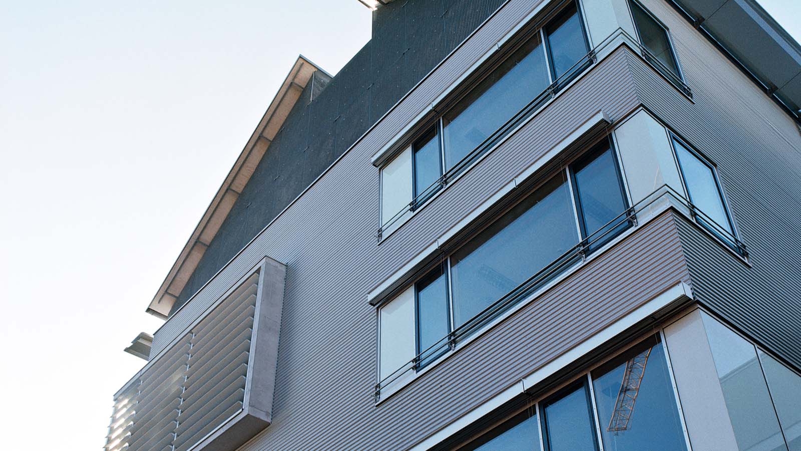 Moderne Gebäudevorderseite mit großen Fenstern
