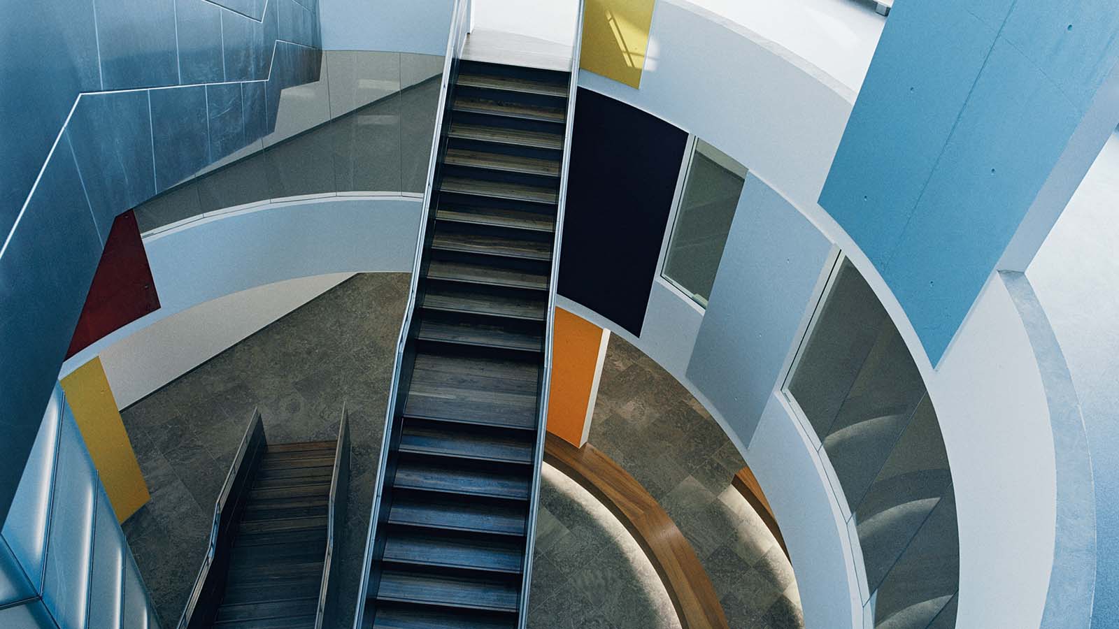 Moderne Wendeltreppe mit farbigen Akzentwänden