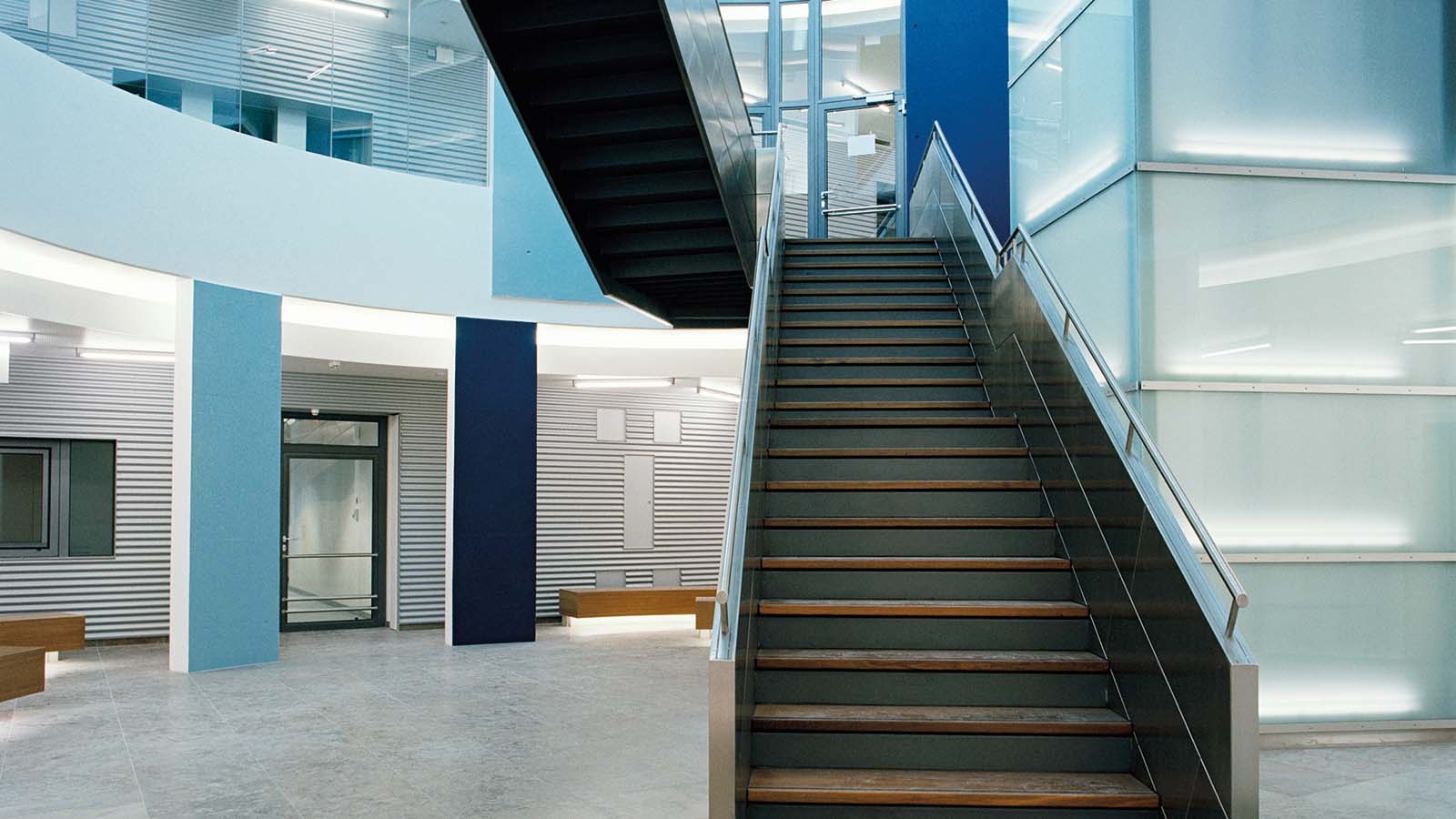 Moderne Treppe in einem Bürogebäude