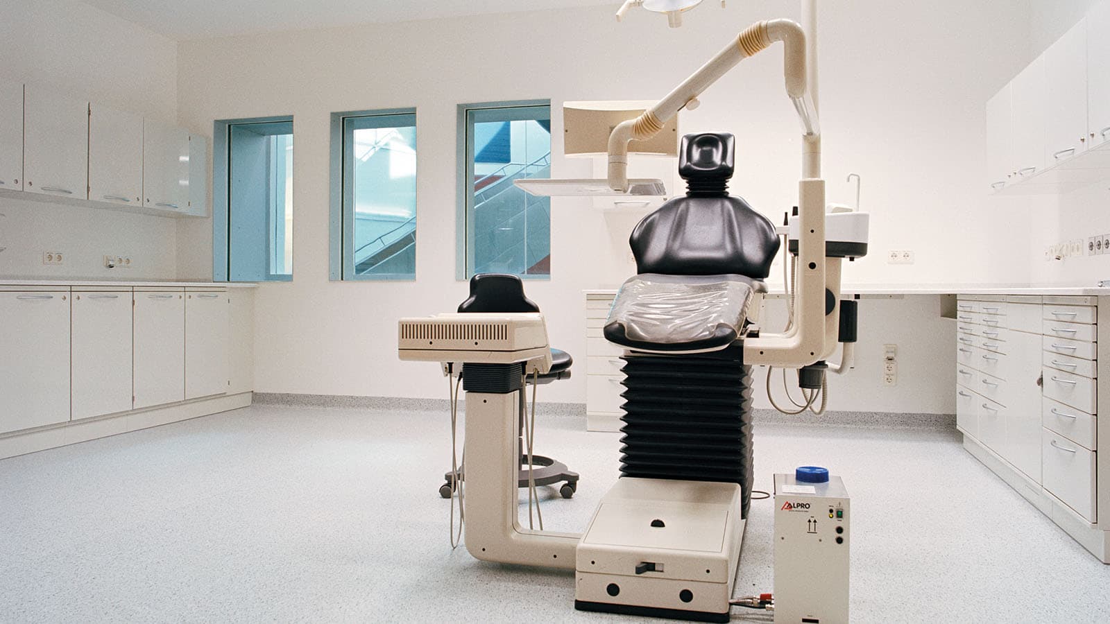 Zahnarztpraxis mit modernem Behandlungsstuhl