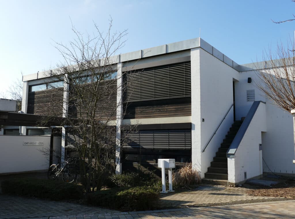 Modernes Bürogebäude mit Treppe und blauer Himmel