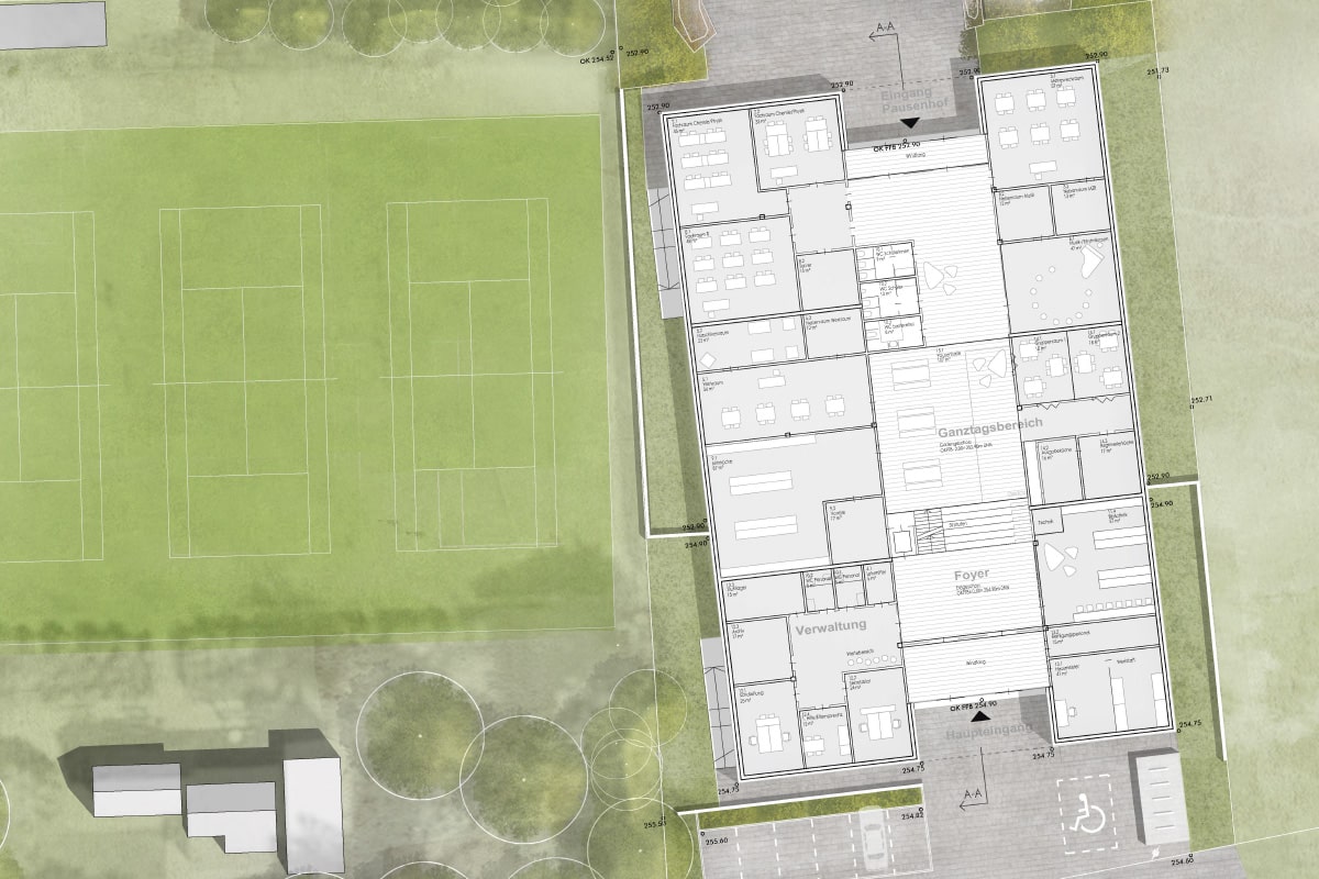 Lageplan eines Gebäudes mit angrenzenden Sportflächen.