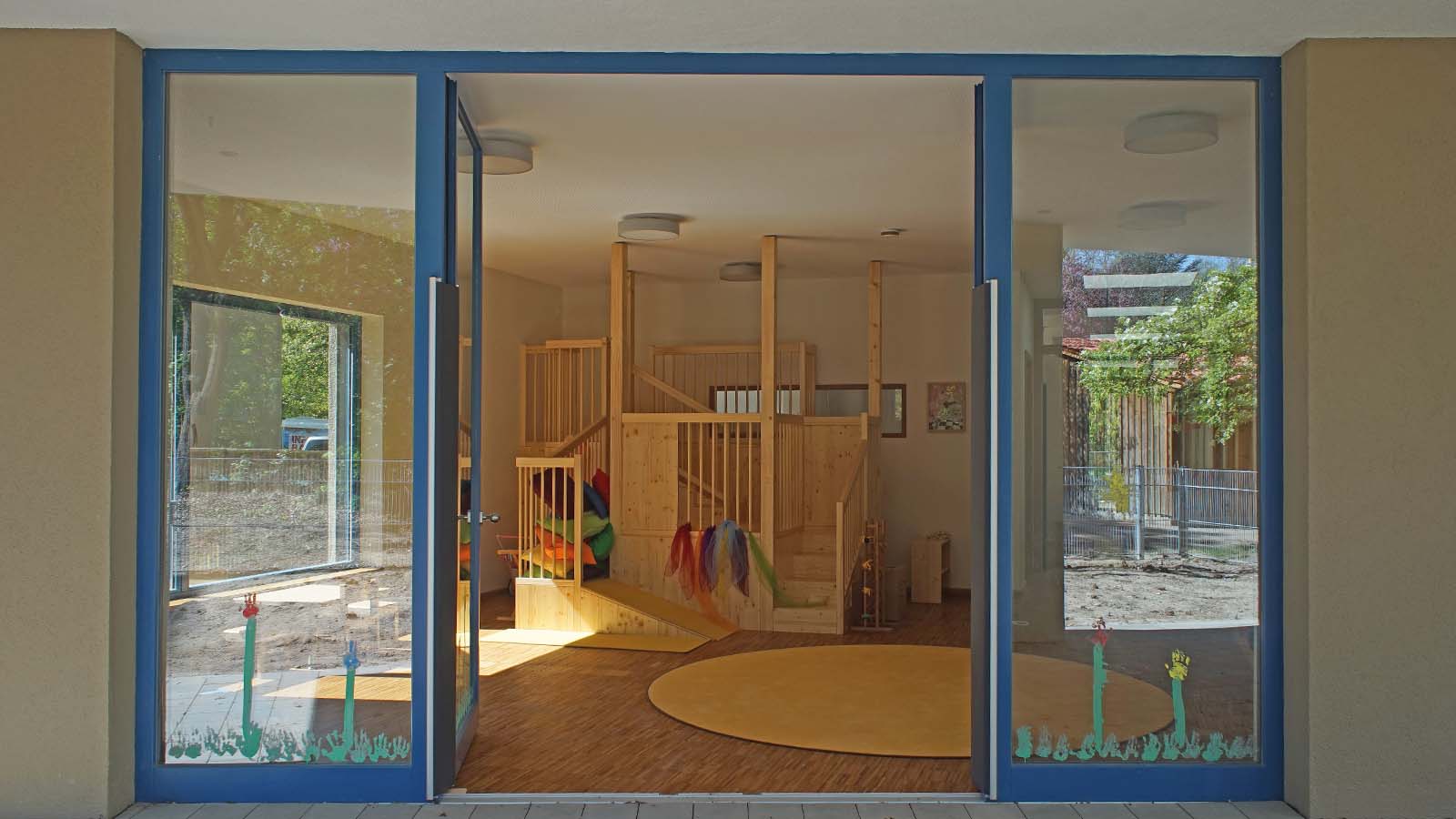 Eingang und Spielbereich eines Kindergartens