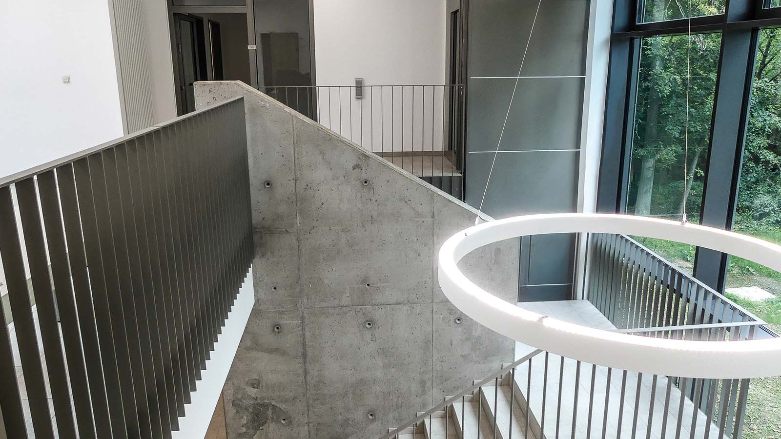Moderne Treppe mit Beton und gläsernen Fenstern