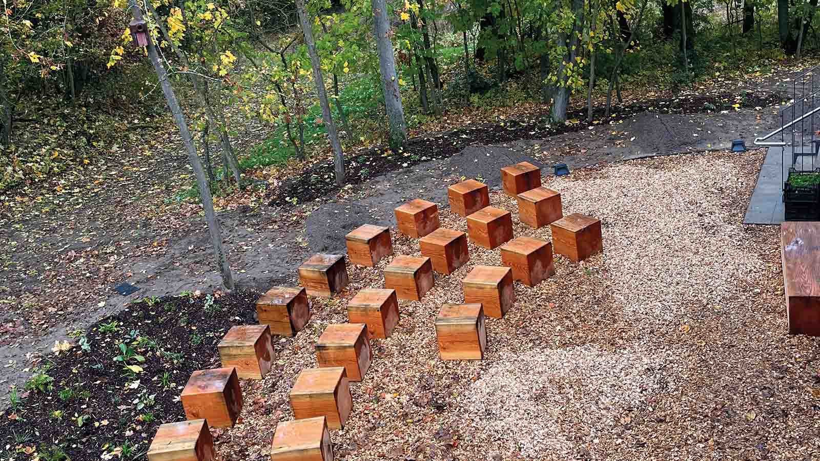 Holzstühle im Wald auf Kiesweg angeordnet