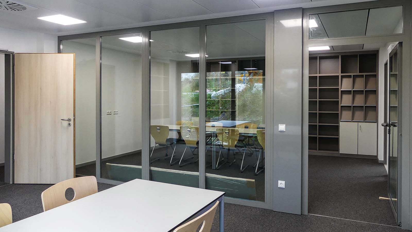 Moderne Besprechungsraum mit Glaswänden und Tischen