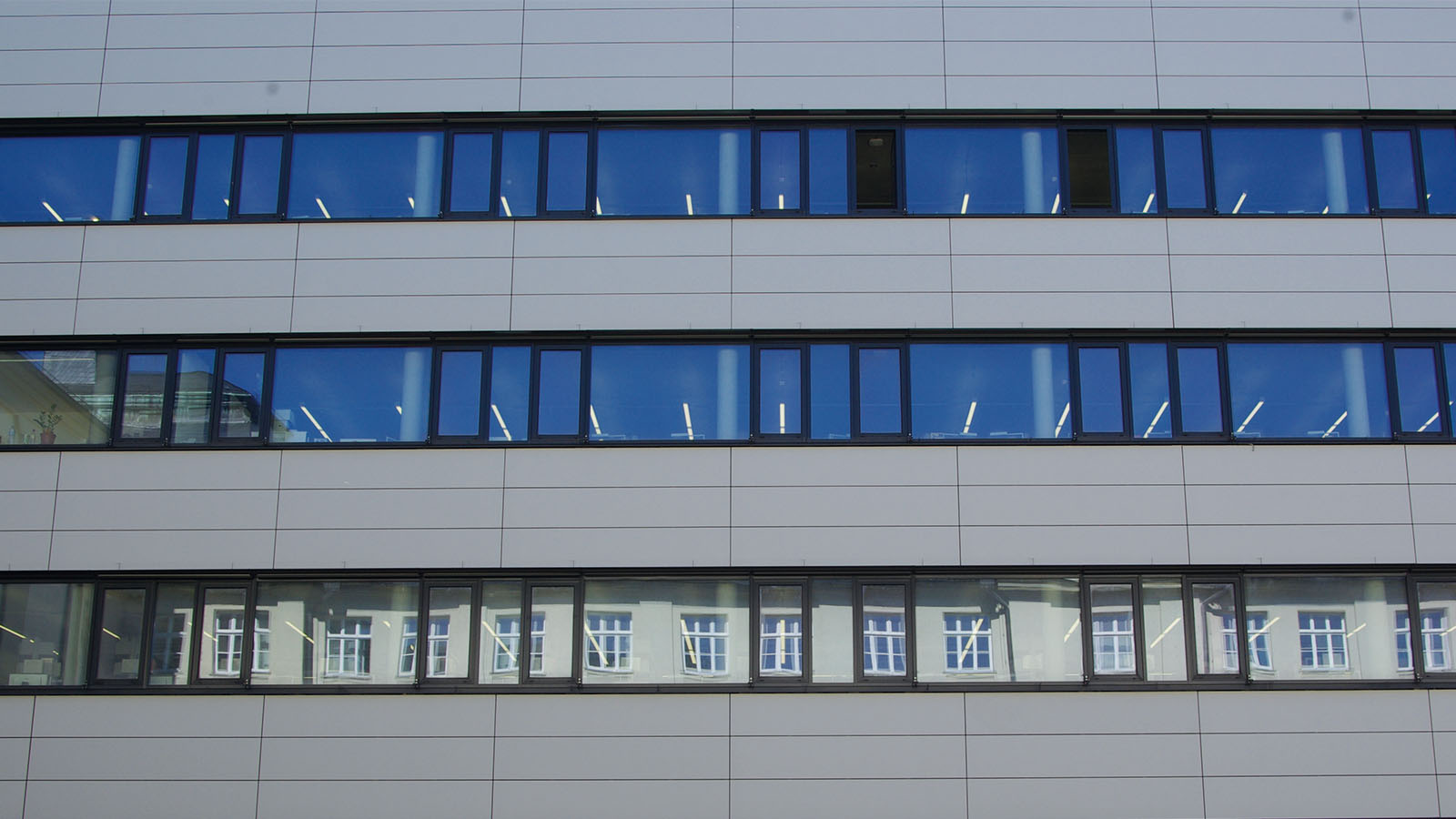 Moderne Bürogebäudefassade mit großen Fenstern