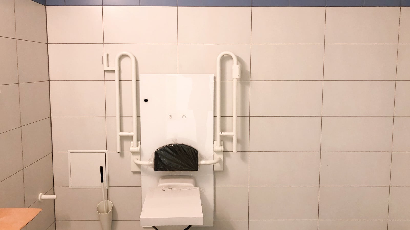 Behindertengerechtes Badezimmer mit Haltegriffen und Duschsitz.