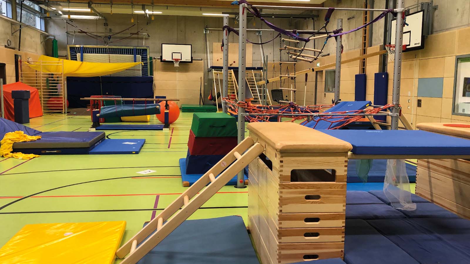 Turnhalle mit Klettergerüst und Matten