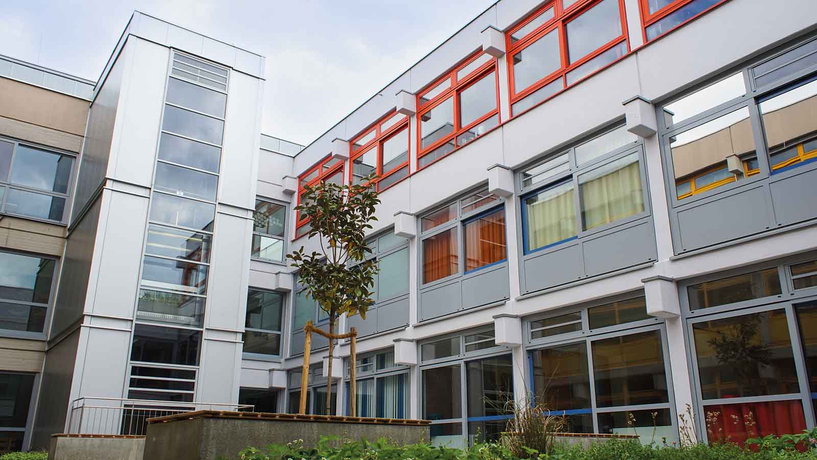 Modernes Gebäude mit Baum im Innenhof.