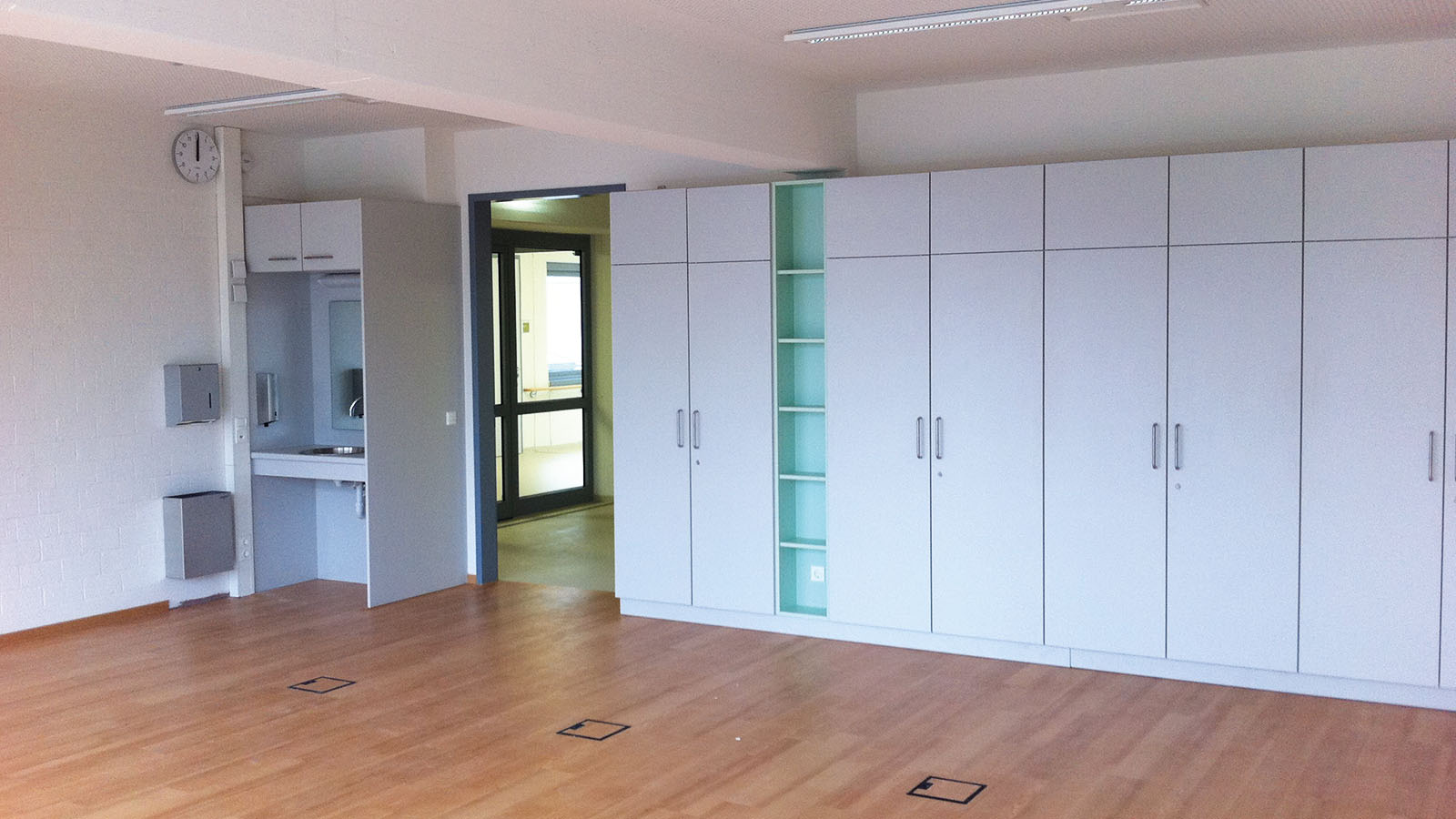 Leerer Raum mit Schränken und Waschbecken