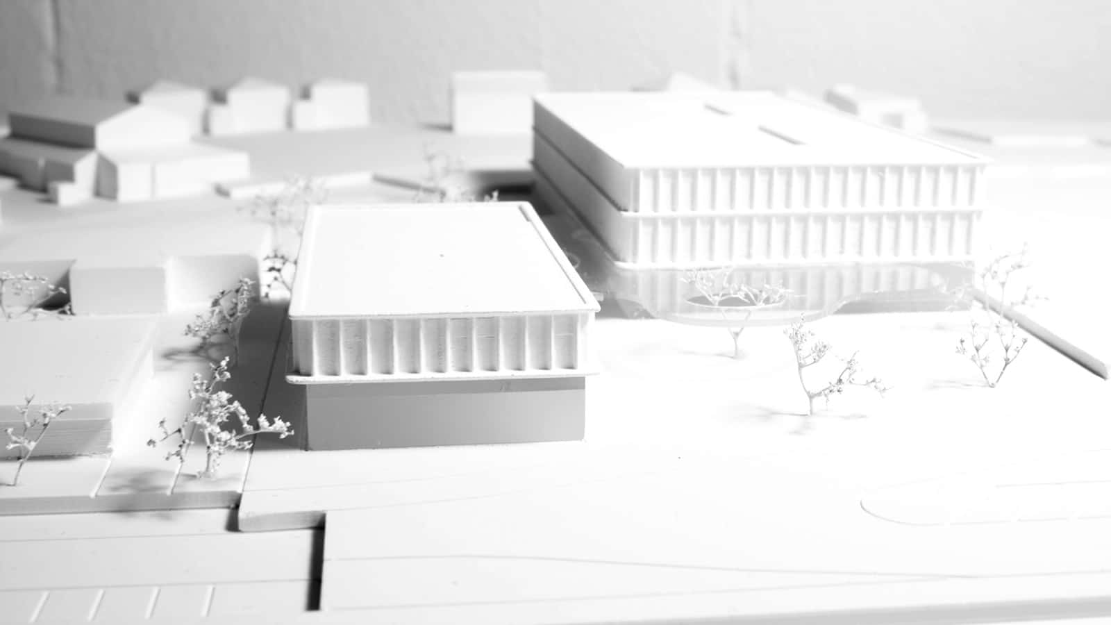 Architekturmodell eines Gebäudekomplexes mit Bäumen.