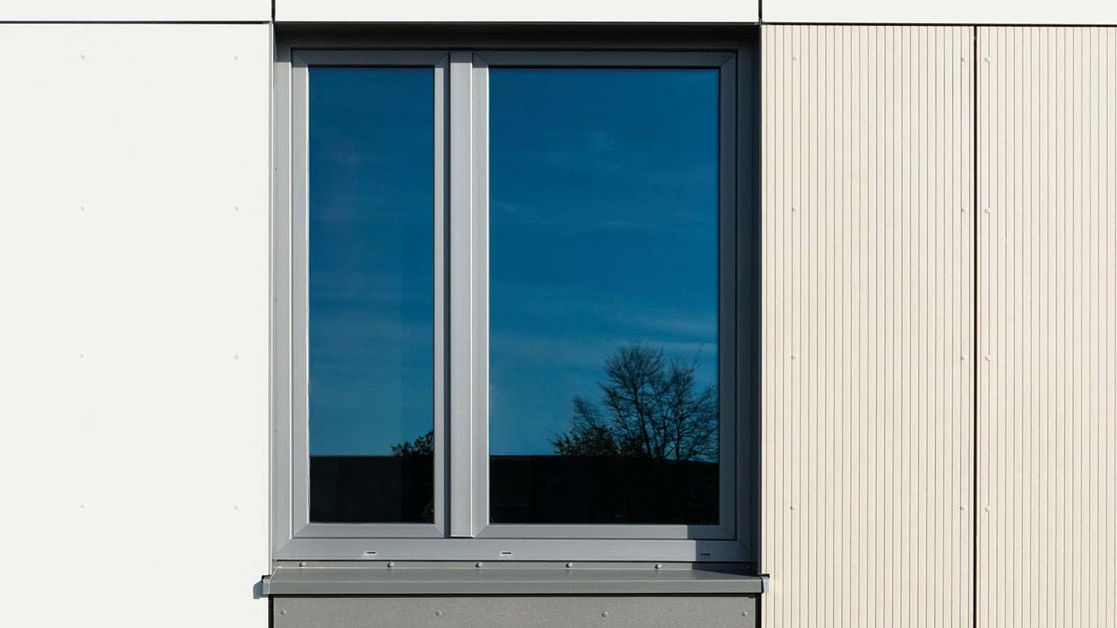 Modernes Fenster mit glatter Fassade im Sonnenlicht