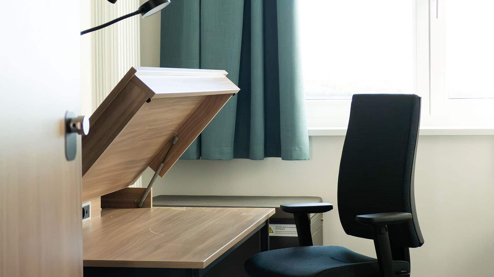 Moderner Schreibtischstuhl in hellem Büro