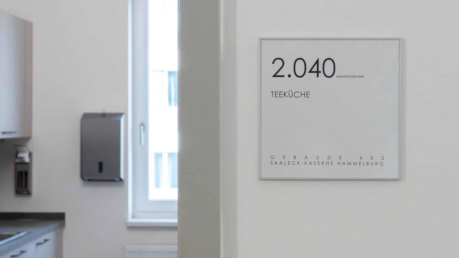 Teeküche Schild im Gebäude 402 Hammelburg