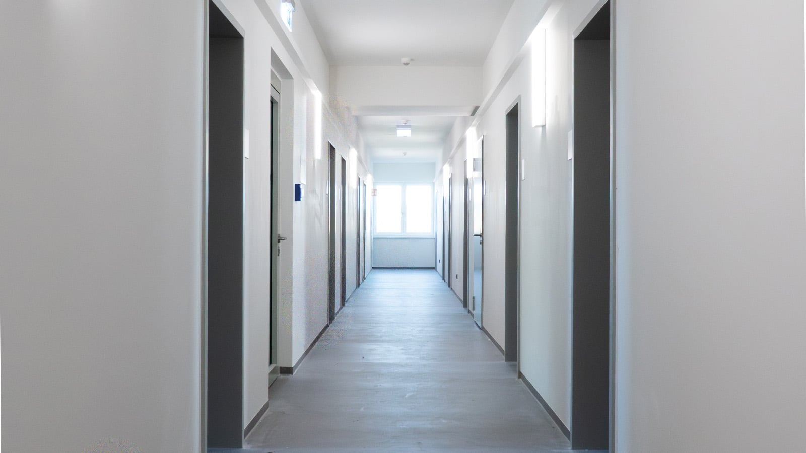 Lichter weißer Korridor mit mehreren Türen.