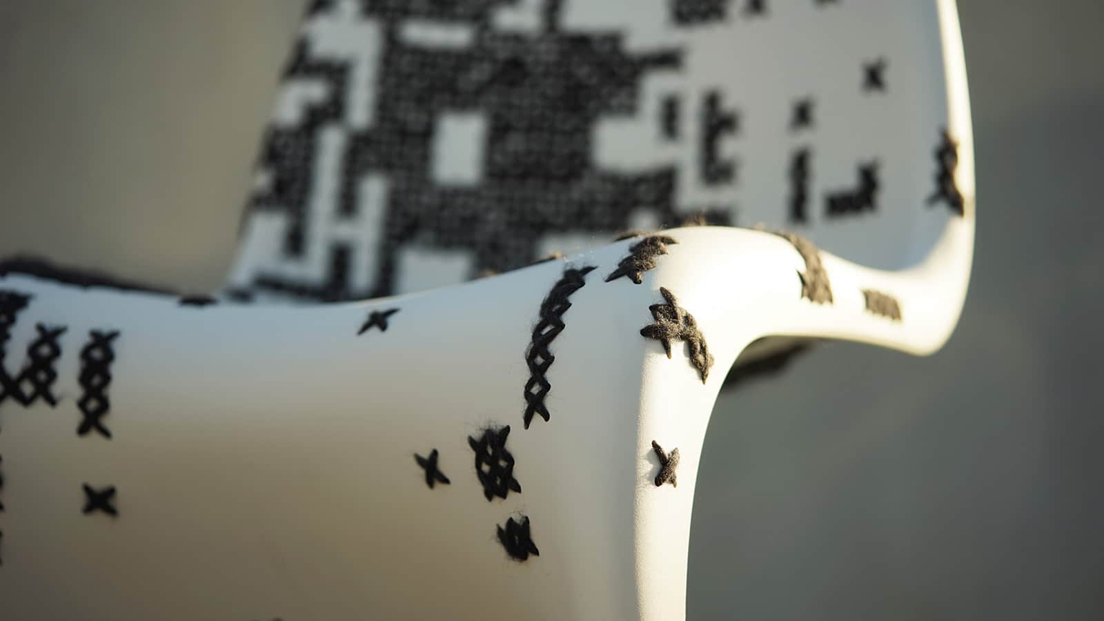 Modern designstuhl mit Stickmusterdetails