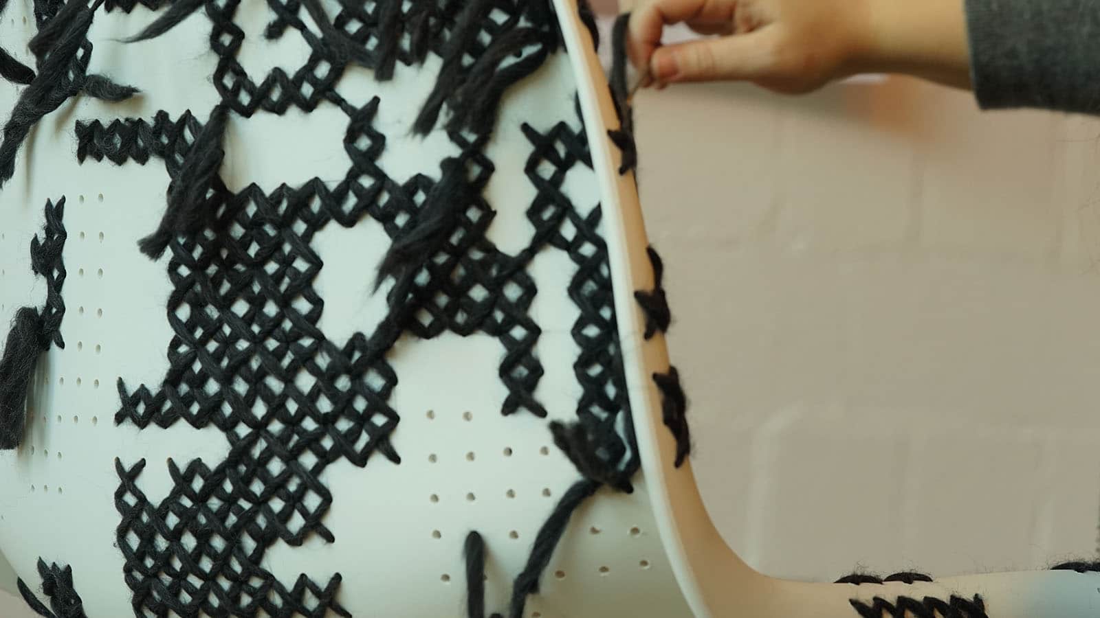 Handarbeit mit schwarzem Filz auf hellem Material