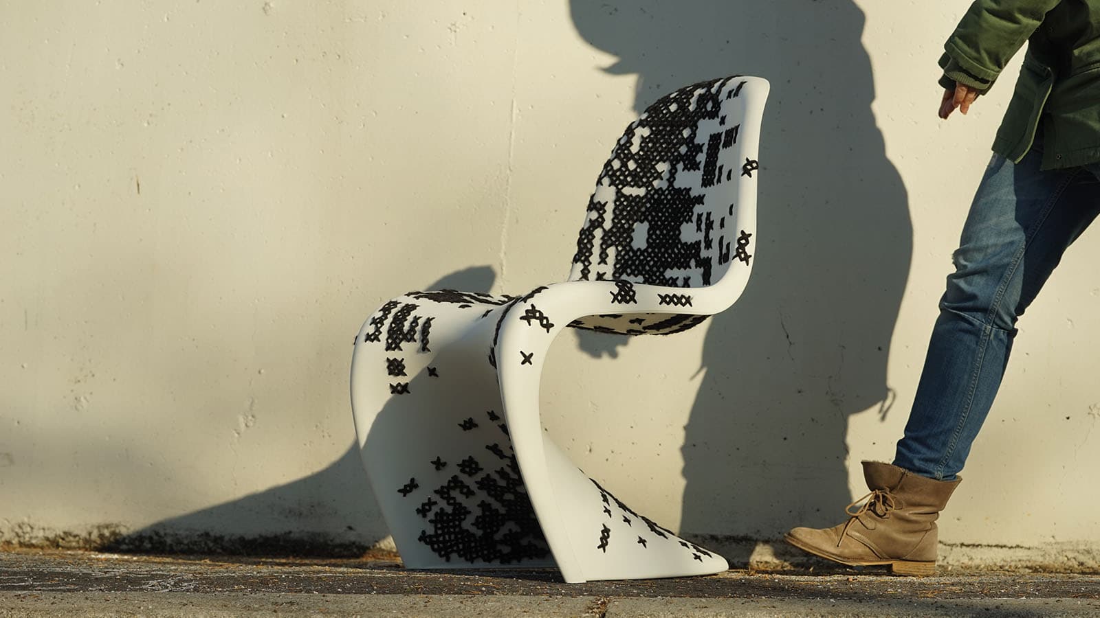 Moderne Designstuhl mit Pixelmuster vor Wand