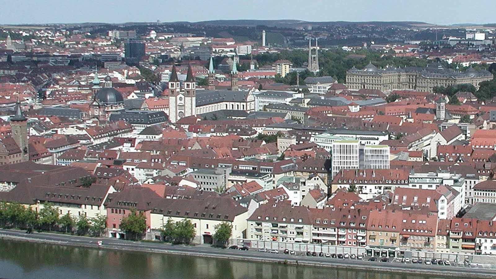 Panorama von Würzburg mit historischen Gebäuden.