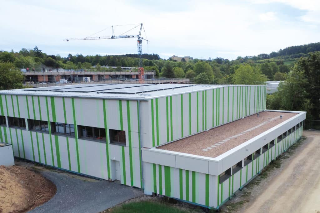 Modernes Gebäude mit grünen Streifen und Flachdach