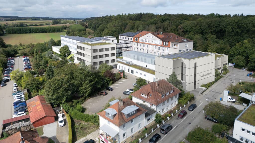 Luftaufnahme der Vubius Klinik am Waldrand
